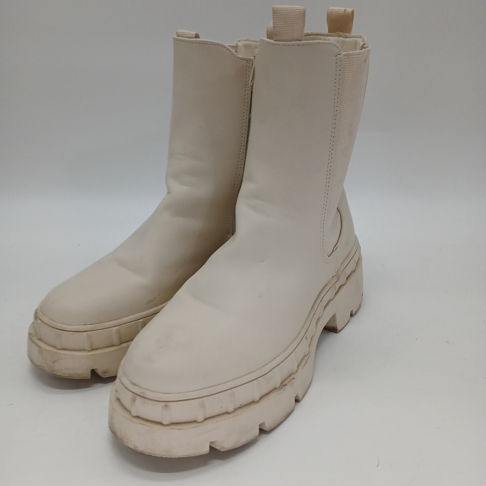 White zip up boots, size 7.5